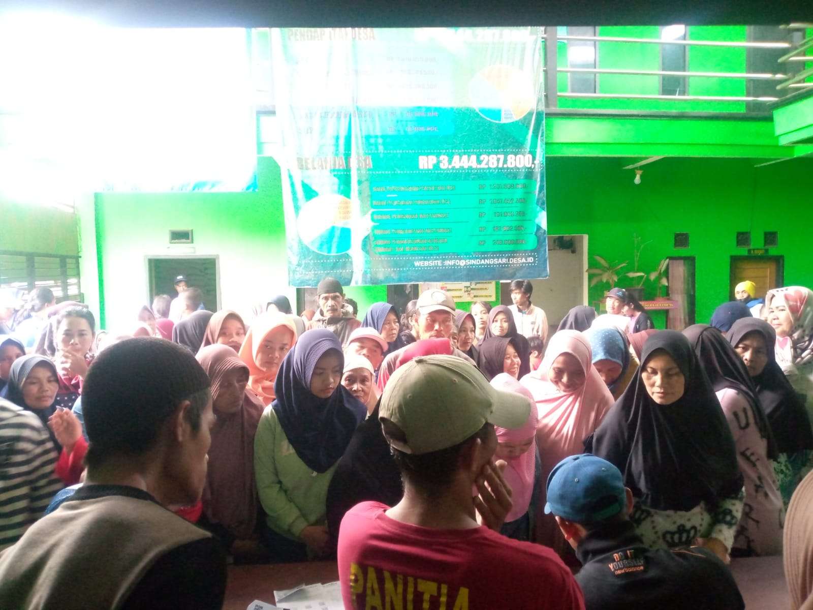 Pemdes Sindangsari Salurkan Bantuan Cadangan Pangan